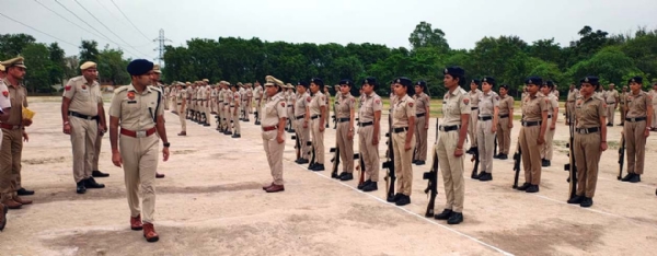 परेड का निरीक्षण करते पुलिस अधीक्षक सिद्धांत जैन। परेड का निरीक्षण करते पुलिस अधीक्षक सिद्धांत जैन।