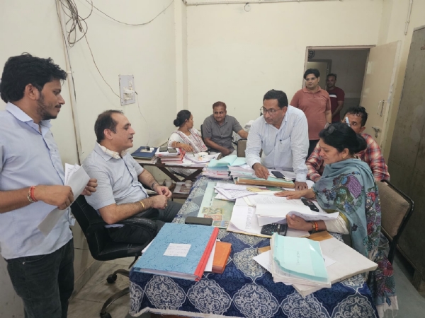 जांच करते सीएम फ्लाइंग टीम। जांच करते सीएम फ्लाइंग टीम।