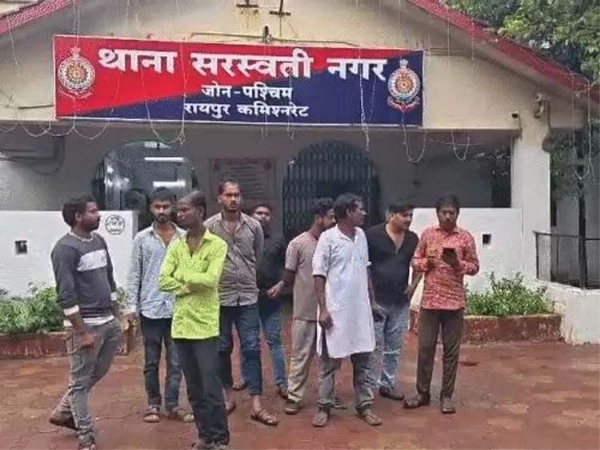 संदिग्ध परिस्थितियों में झुलसे युवक की माैत मामले में थाने पहुंचे परिजन व रिश्तेदार संदिग्ध परिस्थितियों में झुलसे युवक की माैत मामले में थाने पहुंचे परिजन व रिश्तेदार