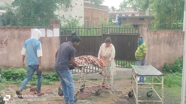 पोस्टमार्टम के लिए शव ले जाते परिजन पोस्टमार्टम के लिए शव ले जाते परिजन