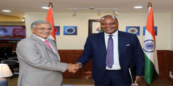 मुख्य निर्वाचन आयुक्त ज्ञानेश कुमार सोमवार को भारत में बेनिन के राजदूत एरिक जीन-मैरी जिन्सू से मुलाकात के दौरान मुख्य निर्वाचन आयुक्त ज्ञानेश कुमार सोमवार को भारत में बेनिन के राजदूत एरिक जीन-मैरी जिन्सू से मुलाकात के दौरान