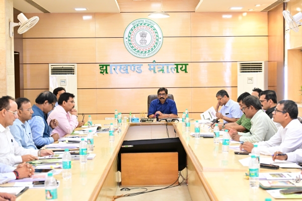 मुख्यमंत्री बैठक करते हुए मुख्यमंत्री बैठक करते हुए