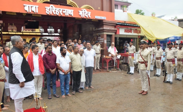 नागालैंड के राज्यपाल नंद किशोर यादव ने बाबा हरिहरनाथ मंदिर में की पूजा-अर्चना नागालैंड के राज्यपाल नंद किशोर यादव ने बाबा हरिहरनाथ मंदिर में की पूजा-अर्चना