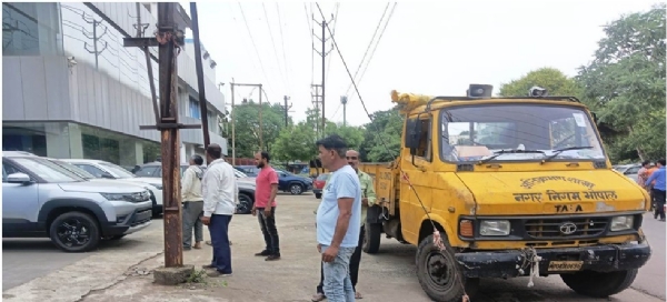 भोपाल में नगर निगम की अतिक्रमण विरोधी कार्रवाई जारी, कई क्षेत्रों से ठेले-काउंटर और अवैध कब्जे हटाए भोपाल में नगर निगम की अतिक्रमण विरोधी कार्रवाई जारी, कई क्षेत्रों से ठेले-काउंटर और अवैध कब्जे हटाए
