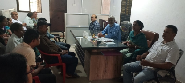 कार्यक्रम में मौजूद लोगों की तस्वीर कार्यक्रम में मौजूद लोगों की तस्वीर