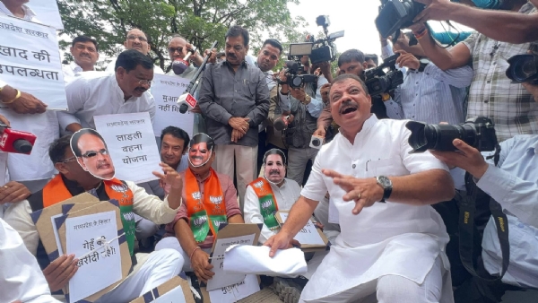 मप्र विधानसभा परिसर में कांग्रेस का किसानों के मुद्दों पर जोरदार प्रदर्शन मप्र विधानसभा परिसर में कांग्रेस का किसानों के मुद्दों पर जोरदार प्रदर्शन