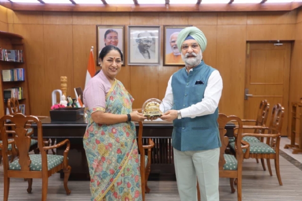 लोक निवास में मुख्यमंत्री रेखा गुप्ता सोमवार को उपराज्यपाल तरनजीत सिंह संधू से शिष्टाचार भेंट करते हुए लोक निवास में मुख्यमंत्री रेखा गुप्ता सोमवार को उपराज्यपाल तरनजीत सिंह संधू से शिष्टाचार भेंट करते हुए