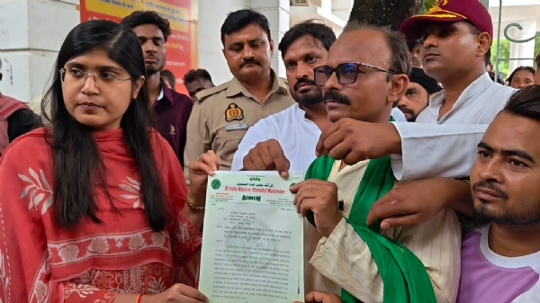 ऑल इंडिया मजलिस-ए-इत्तेहादुल मुस्लिमीन (एआईएमआईएम) ने जौनपुर कलेक्ट्रेट परिसर में प्रदर्शन के बाद ज्ञापन सौंपते हुए ऑल इंडिया मजलिस-ए-इत्तेहादुल मुस्लिमीन (एआईएमआईएम) ने जौनपुर कलेक्ट्रेट परिसर में प्रदर्शन के बाद ज्ञापन सौंपते हुए