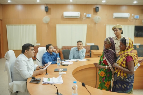 जनदर्शन में सुनी गई आम लोगो की फरियाद, जनदर्शन में कुल 109 आवेदन प्राप्त जनदर्शन में सुनी गई आम लोगो की फरियाद, जनदर्शन में कुल 109 आवेदन प्राप्त