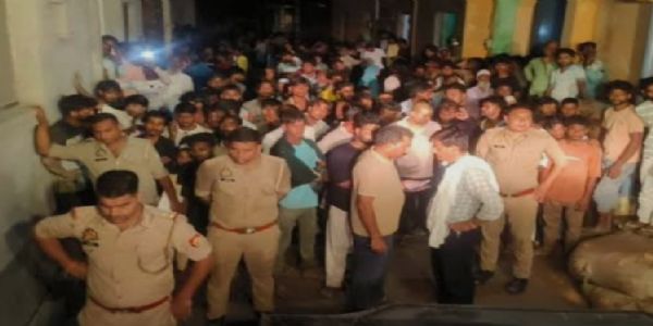 हादसे के बाद मौके पर पुलिस एवं लोगों की भीड़ हादसे के बाद मौके पर पुलिस एवं लोगों की भीड़