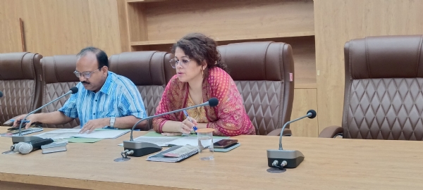 बैठक में निर्देशित करतीं डीएम बैठक में निर्देशित करतीं डीएम