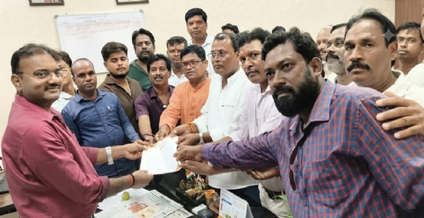 छात्रों द्वारा राष्ट्रपति के नाम से कोल्हान प्रमंडल आयुक्त की अनुपस्थिति में आयुक्त के सचिव को सौंपा गया छात्रों द्वारा राष्ट्रपति के नाम से कोल्हान प्रमंडल आयुक्त की अनुपस्थिति में आयुक्त के सचिव को सौंपा गया