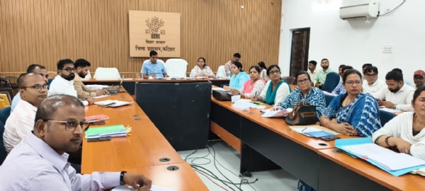 बैठक करते हुए अधिकारी बैठक करते हुए अधिकारी