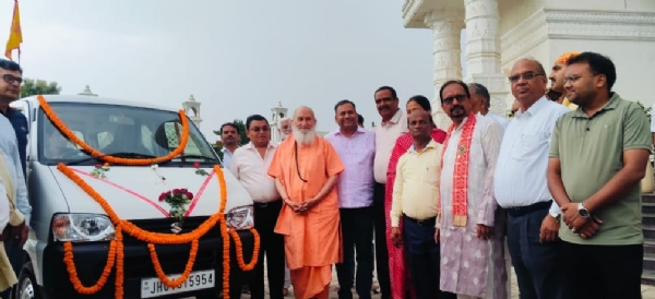 वाहन सौंपने के दौरान मनीष कुमार साहु सहित अन्य वाहन सौंपने के दौरान मनीष कुमार साहु सहित अन्य