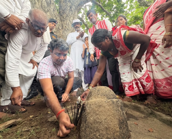 डी एम व एसपी रोहतास किला का निरीक्षण करते डी एम व एसपी रोहतास किला का निरीक्षण करते