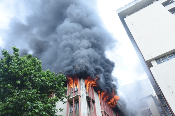 जवाहर भवन में लगी भीषण आग से उठता धुआं जवाहर भवन में लगी भीषण आग से उठता धुआं