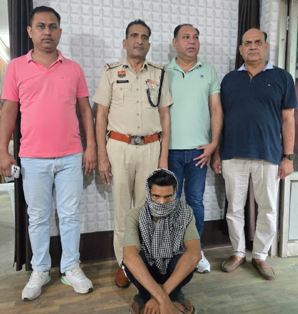पुलिस द्वारा गांजा पत्ती के साथ गिरफ्तार किया गया आरोपी युवक पुलिस द्वारा गांजा पत्ती के साथ गिरफ्तार किया गया आरोपी युवक