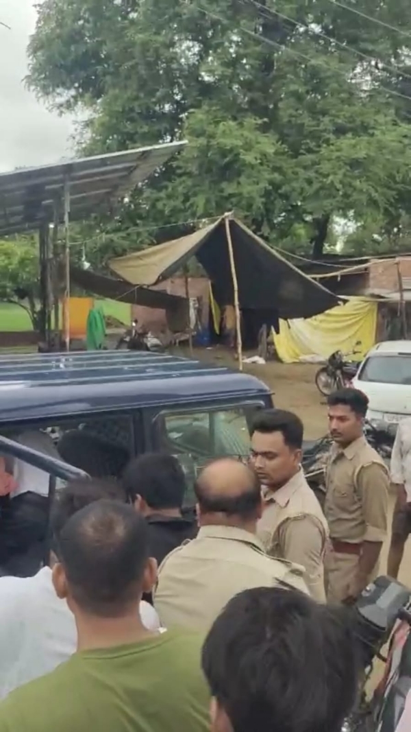 ग्रामीणों द्वारा पकड़े गए फर्जी इनकम टैक्स अधिकारी को ले जाते हुए पुलिस ग्रामीणों द्वारा पकड़े गए फर्जी इनकम टैक्स अधिकारी को ले जाते हुए पुलिस