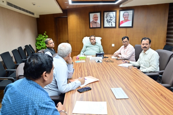 दिल्ली के स्वास्थ्य मंत्री पंकज कुमार सिंह सोमवार को बैठक करते हुए दिल्ली के स्वास्थ्य मंत्री पंकज कुमार सिंह सोमवार को बैठक करते हुए