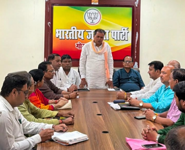 भाजपा क्षेत्रीय कार्यालय रानीडीहा में बूथ अध्यक्ष सम्मेलन की तैयारियों की समीक्षा करते क्षेत्रीय अध्यक्ष विनोद राय, पदाधिकारियों को मिशन-2027 के लिए दिशा-निर्देश देते हुए। भाजपा क्षेत्रीय कार्यालय रानीडीहा में बूथ अध्यक्ष सम्मेलन की तैयारियों की समीक्षा करते क्षेत्रीय अध्यक्ष विनोद राय, पदाधिकारियों को मिशन-2027 के लिए दिशा-निर्देश देते हुए।