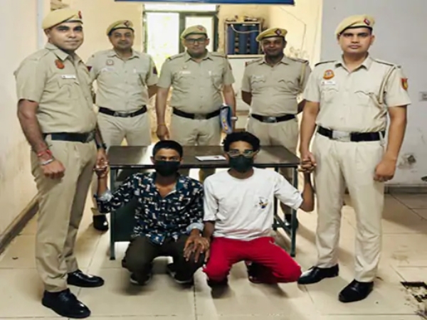 दिल्ली पुलिस की गिरफ्त में आरोपी। दिल्ली पुलिस की गिरफ्त में आरोपी।