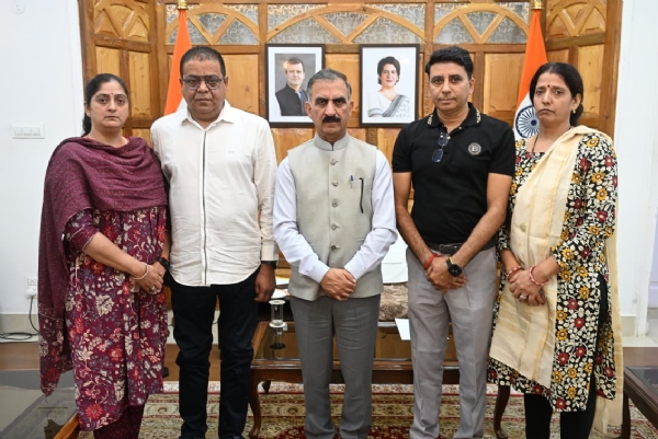 मुख्यमंत्री से मुलाकात करता मृतक का परिवार मुख्यमंत्री से मुलाकात करता मृतक का परिवार