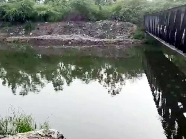 फरीदाबाद में बहती आगरा नहर का दृश्य फरीदाबाद में बहती आगरा नहर का दृश्य