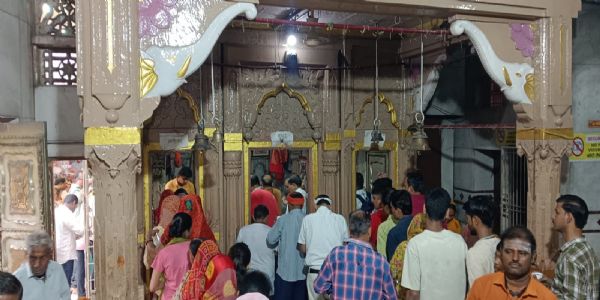 वाराणसी : श्रावण माह से पहले ही मृत्युंजय मंदिर में श्रद्धालुओं की भीड़