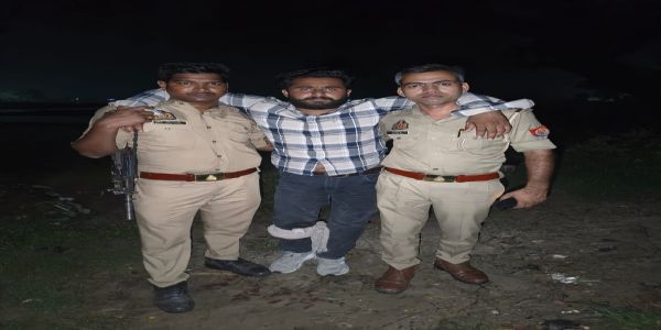 बलिया : पुलिस मुठभेड़ में गवाह का हत्यारोपित गिरफ्तार, पैर में लगी गोली