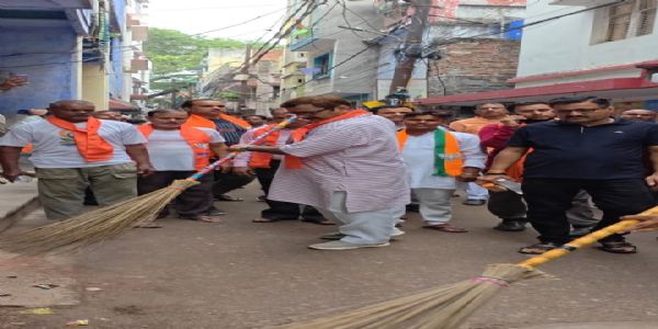 वाराणसी : विधायक डॉ नीलकंठ तिवारी ने किया वार्ड कमलगड़हा में प्रवास, सुनीं समस्याएं