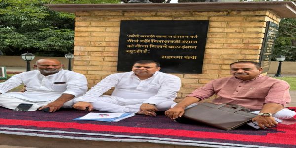कैलारस शक्कर कारखाने के मुद्दे पर विधानसभा परिसर में धरने पर बैठे विधायक पंकज उपाध्याय