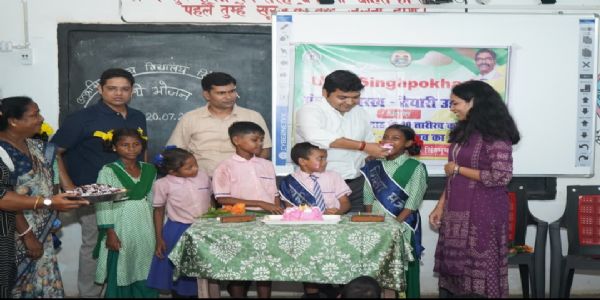 जन्मोत्सव कार्यक्रम में बच्चों संग केक काटकर उपायुक्त ने मनाया जन्मदिन
