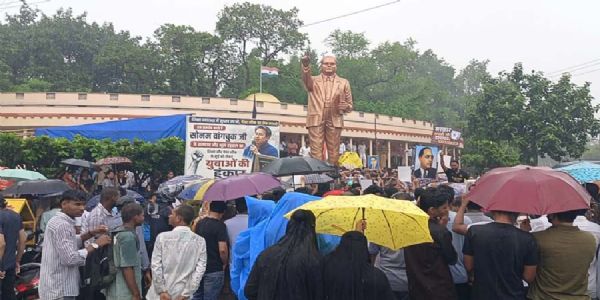 नीट पेपर लीक मामले में विराेध-प्रदर्शन, केंद्रीय शिक्षा मंत्री का मांगा इस्तीफा