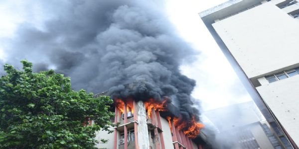 लखनऊ के जवाहर भवन में लगी आग को बुझाने में जुटे दमकल कर्मी
