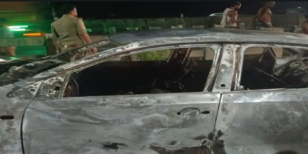 कानपुर देहात : डिवाइडर से टकराकर कार में लगी आग, दो लोगों की जिंदा जलकर मौत