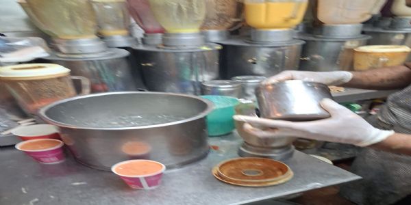 श्याम जूस सेंटर पर खाद्य सुरक्षा विभाग की कार्रवाई: तीन नमूने लेकर 50 किलो पल्प कराया नष्ट