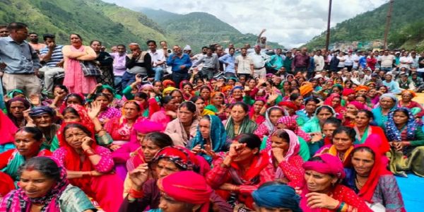 नाबालिग से दुष्कर्म के आरोपित की गिरफ्तारी न होने पर जन आक्रोश,चक्काजाम