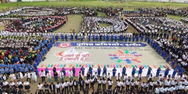 इंदौर पुलिस ने नशे के विरुद्ध रचा इतिहास, 8534 लोगों की मानव श्रृंखला बनाकर बनाया विश्व रिकॉर्ड