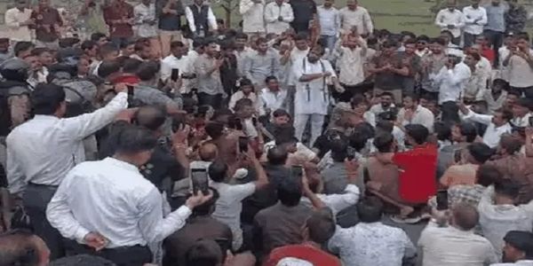 इंदौरः चार गुना मुआवजे की मांग को देर रात तक किसानों का धरना जारी