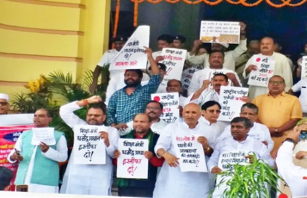 मानसून सत्र के दौरान विधानसभा के मुख्य पोर्टिको तक विरोध मार्च करते विपक्षी सदस्य मानसून सत्र के दौरान विधानसभा के मुख्य पोर्टिको तक विरोध मार्च करते विपक्षी सदस्य
