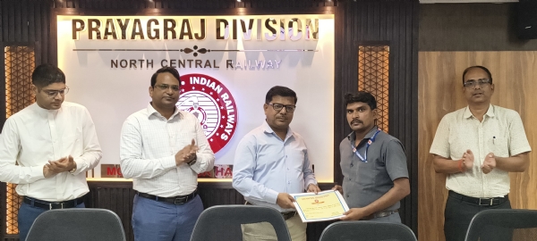 सम्मानित होने वाले रेलवे कर्मचारियों का छाया चित्र सम्मानित होने वाले रेलवे कर्मचारियों का छाया चित्र