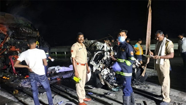 फोटो: वर्धा में समृद्धि हाईवे पर हुए सडक़ हादसे के बाद राहत और बचाव कार्य कर रही पुलिस फोटो: वर्धा में समृद्धि हाईवे पर हुए सडक़ हादसे के बाद राहत और बचाव कार्य कर रही पुलिस