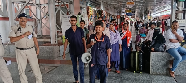 छपरा जंक्शन पर निकली स्वच्छता जागरूकता रैली छपरा जंक्शन पर निकली स्वच्छता जागरूकता रैली