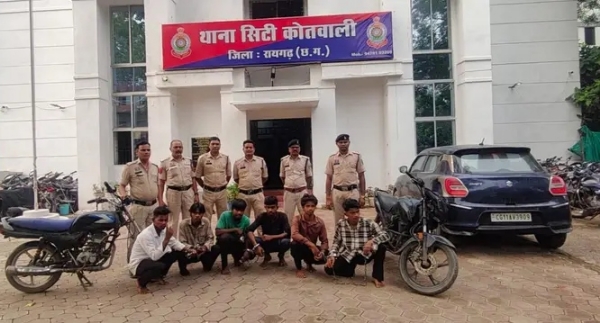 पुलिस के गिरफ्त में आरोपीगण पुलिस के गिरफ्त में आरोपीगण