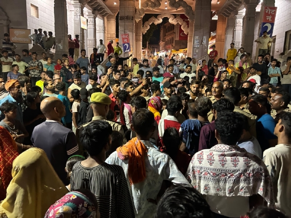 नई वीआईपी द्वार संख्या-2 के सामने शव रखकर चक्का जाम करते परिजन व अन्य। नई वीआईपी द्वार संख्या-2 के सामने शव रखकर चक्का जाम करते परिजन व अन्य।