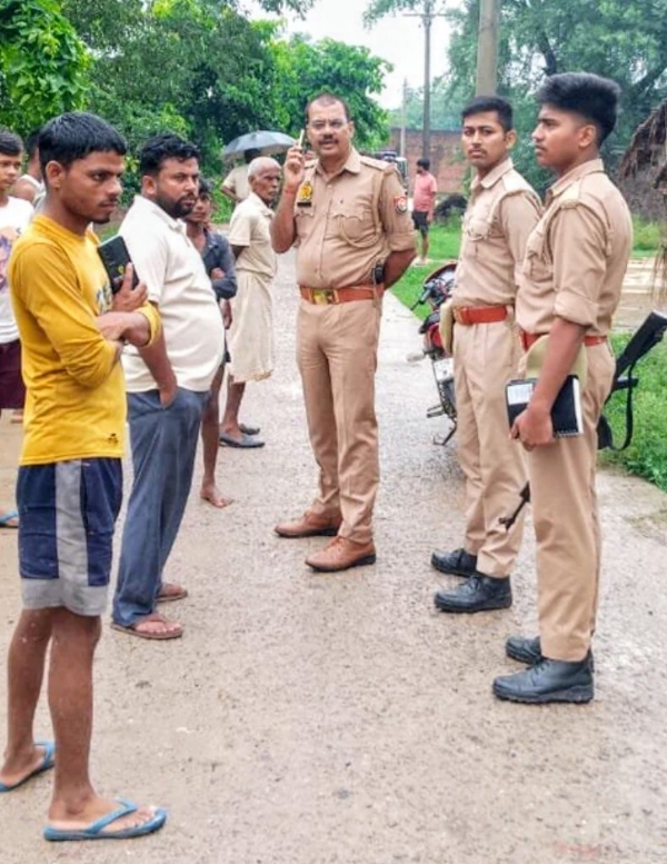घटनास्थल पर जांच करते थाना प्रभारी प्रदीप सिंह व मौजूद ग्रामीण घटनास्थल पर जांच करते थाना प्रभारी प्रदीप सिंह व मौजूद ग्रामीण