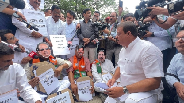 विधानसभा में कांग्रेस विधायक दल का प्रदर्शन विधानसभा में कांग्रेस विधायक दल का प्रदर्शन