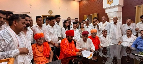 खेजड़ी पर चोट बर्दाश्त नहीं, बिश्नोई समाज के लाेगाें ने किया प्रदर्शन खेजड़ी पर चोट बर्दाश्त नहीं, बिश्नोई समाज के लाेगाें ने किया प्रदर्शन