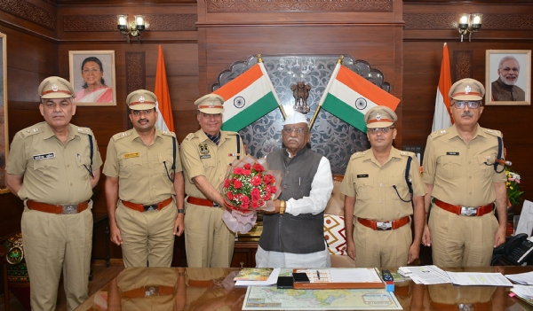 भारतीय पुलिस सेवा में नव पदोन्नत अधिकारियों ने की राज्यपाल से मुलाकात भारतीय पुलिस सेवा में नव पदोन्नत अधिकारियों ने की राज्यपाल से मुलाकात