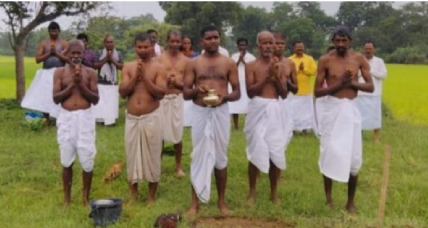 पूजा-अर्चना करते ग्रामीण पूजा-अर्चना करते ग्रामीण